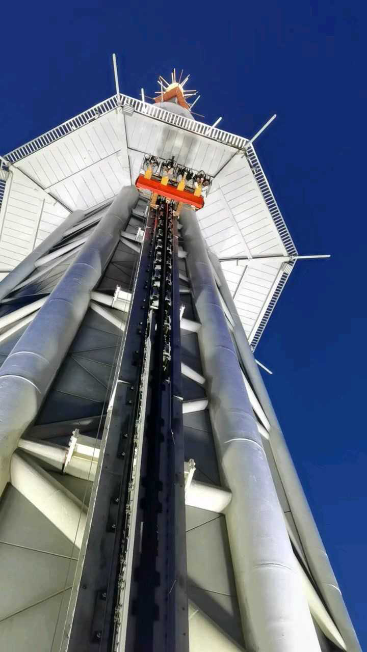 玩的就是心跳%高空挑战广州塔塔顶的升降机,最高处离地面480米,感觉