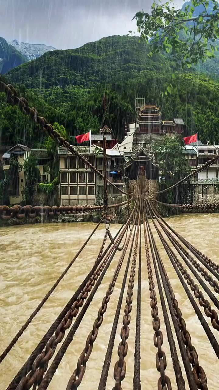 四川大渡河上的瀘定橋,小學課本里,飛奪瀘定橋的場景依舊清晰