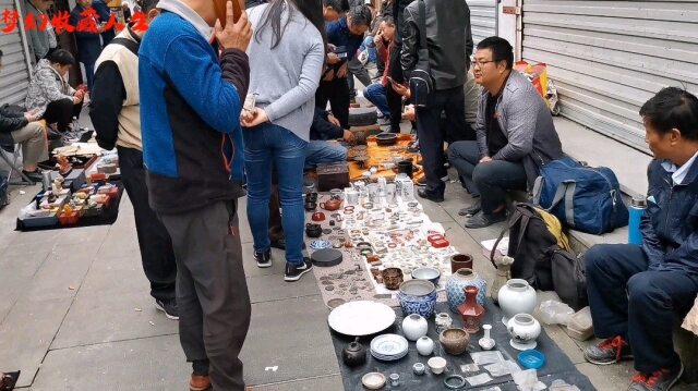 古玩市场发生大事了,地摊惊现重器大家抢,大哥不动声色买下跑了!