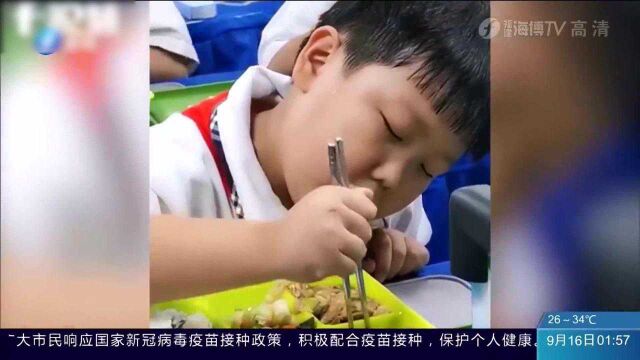 爆笑!一男孩在教室听音乐吃午饭 这销魂表情让人忍俊不禁!