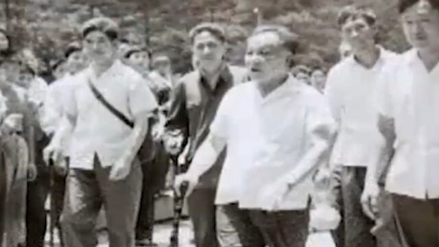 1979年,75岁高龄的邓小平,和家人一起攀登险峻的黄山