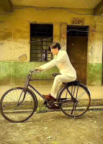 男子沉迷于80年代,学骑二八大杠自行车,多少人经历过?