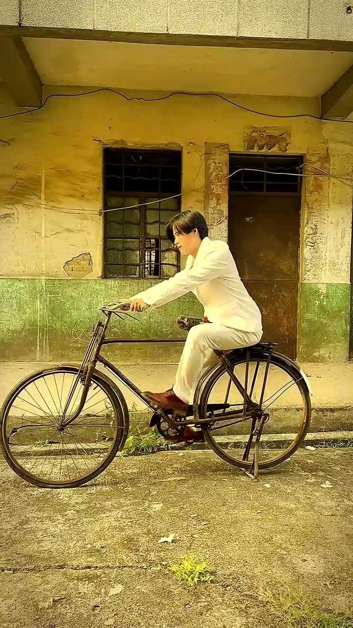 男子沉迷于80年代,学骑二八大杠自行车,多少人经历过?_腾讯视频