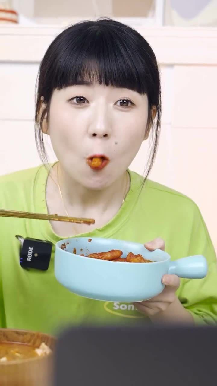 沉浸式吃播！韩式炸鸡、部队锅、炸年糕、你是几点刷到这条视频的？_高清