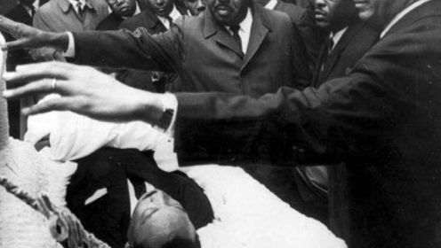 马丁·路德·金遇刺影像，杀手一枪射中他的脖子，抢救无效死去！