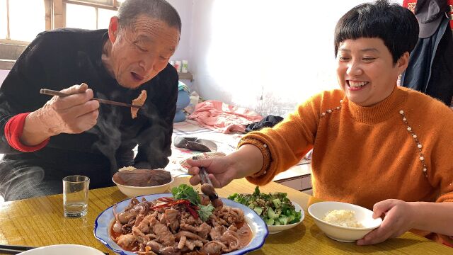 秋天的农家院生机勃勃,拔点青菜做个豪华版水煮,满满一盆好过瘾