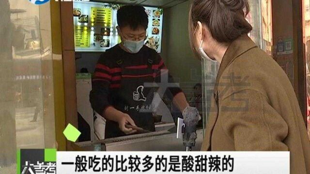 河南郑州:小吃店被树挡住,店主干脆起名“被树挡住的烤冷面”