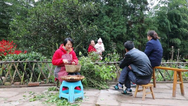 婷婷和小拾妹在家陪外婆,外婆带外甥女,小拾妹太可爱了