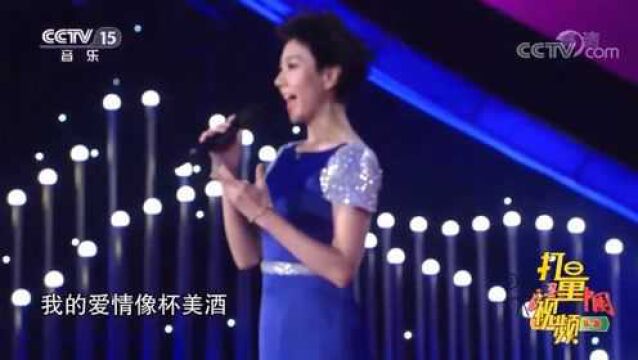 东晓深情演唱《一杯美酒》,歌声独具特色,令人回味