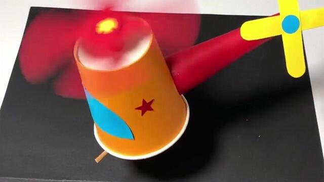 哥哥用一次性纸杯做直升飞机只要一根皮筋就能让螺旋桨告诉转起来这是