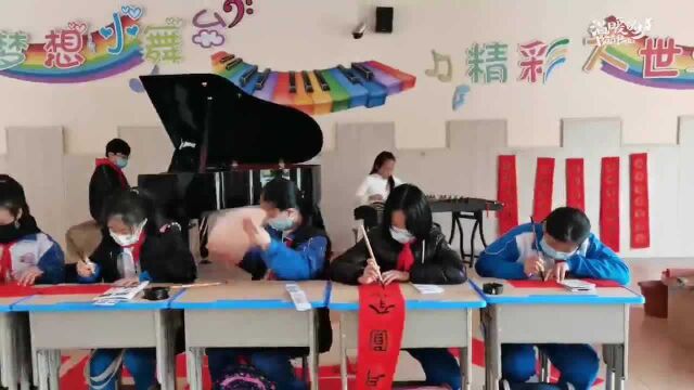 福建洛江中小学生写春联送祝福