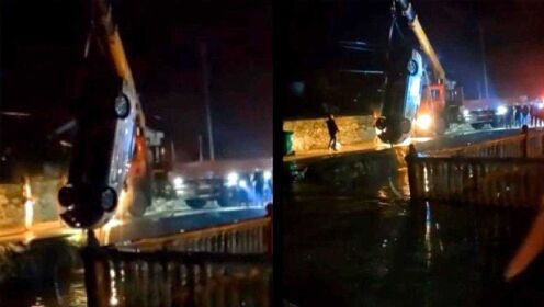 湖南岳阳17岁男子驾车搭载6人掉入水池 致3人死亡，4人留观