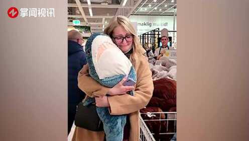 IKEA制裁俄罗斯，关店前夕抢货人潮拥挤，顾客哭抱鲨鲨玩偶