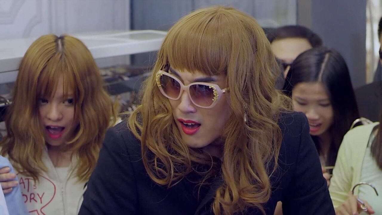 男扮女装的男人逛女装店,竟是为了一个女人