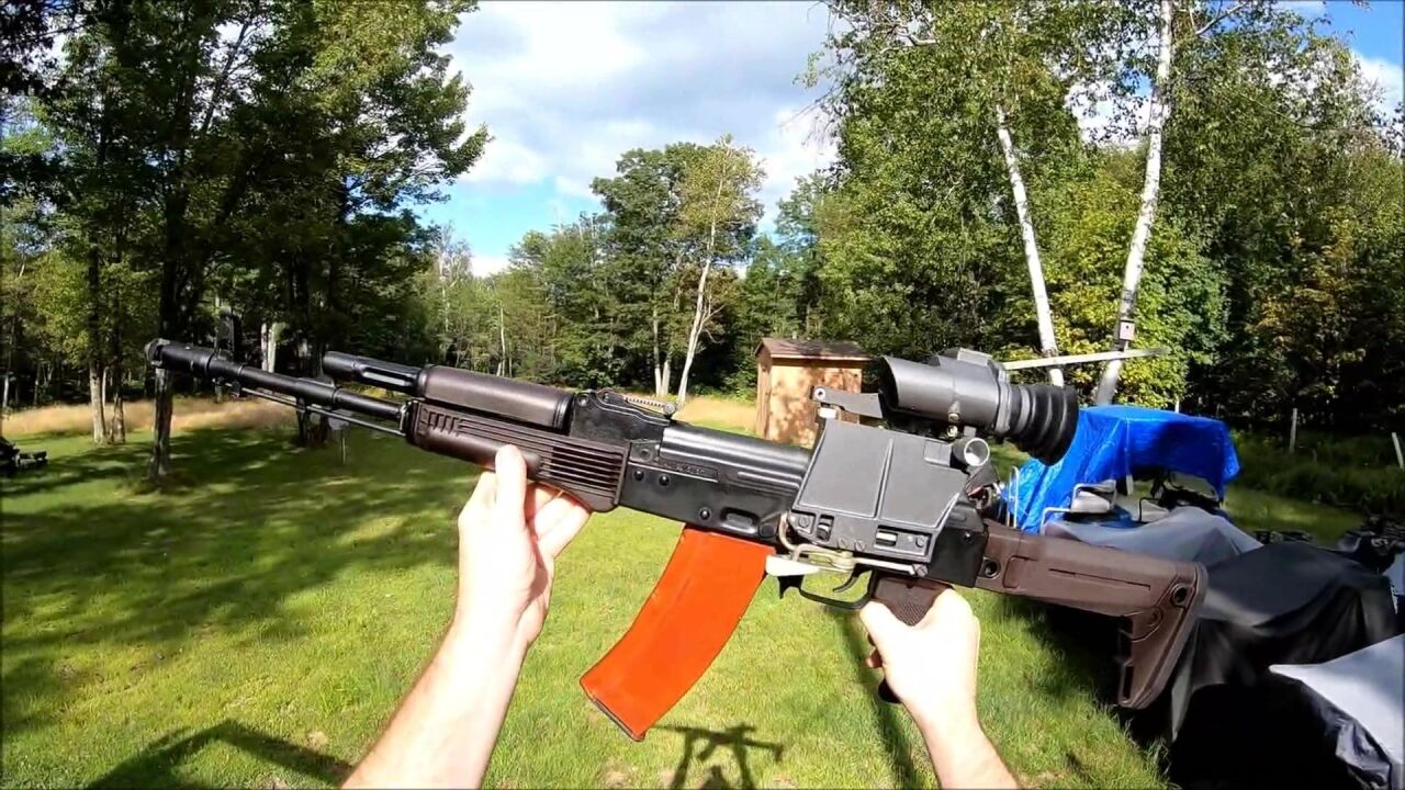 ak-74突击步枪,配备高清瞄准镜,户外靶场射击测试,性能可靠!
