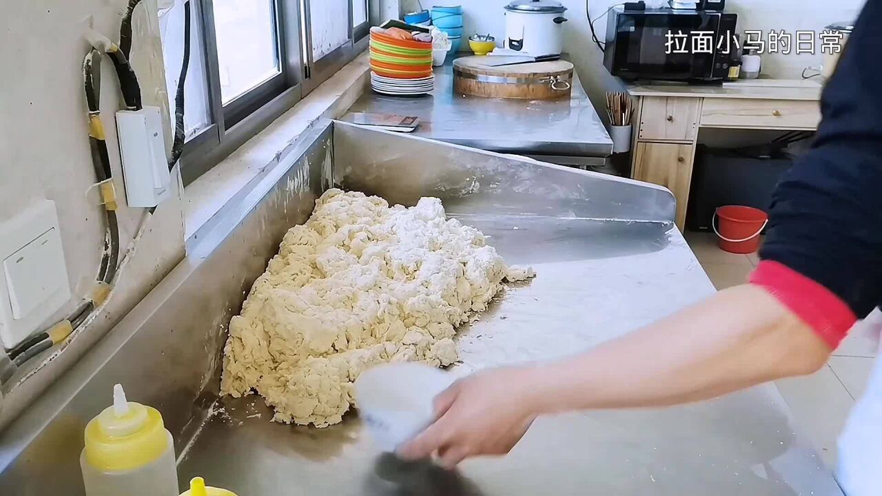 兰州拉面手工和面第二步,第一次加蓬灰水的方法和用量