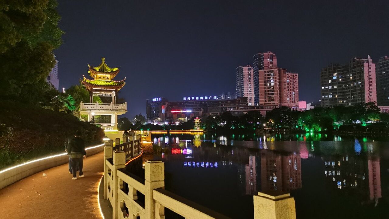 夜幕下的泰州鳳城河,浮光躍金波光粼粼,它濃縮著千年古城的精華