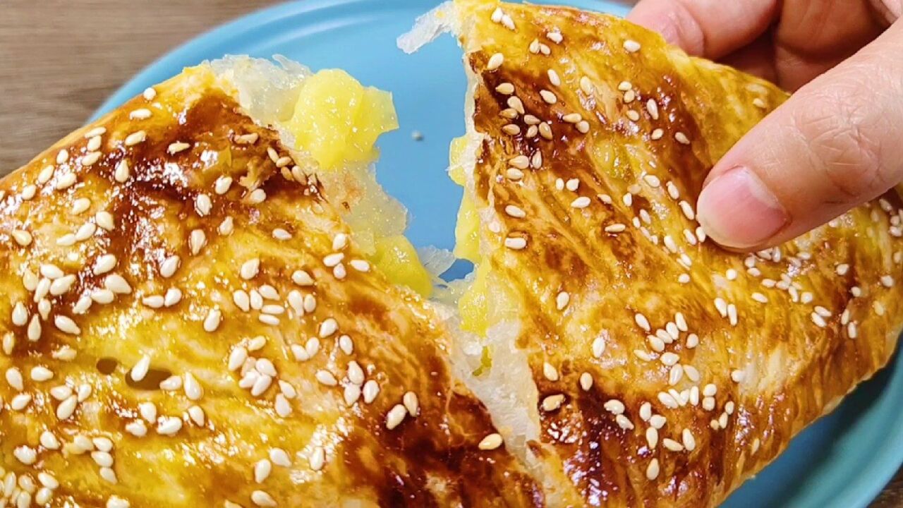 你吃过手抓饼做的菠萝派吗?酸甜酥脆,一囗爆浆超满足,简单又好吃