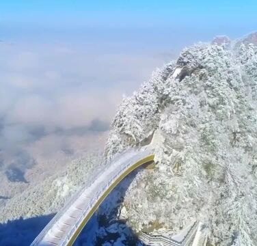 风景优美的山间雪景风光航拍