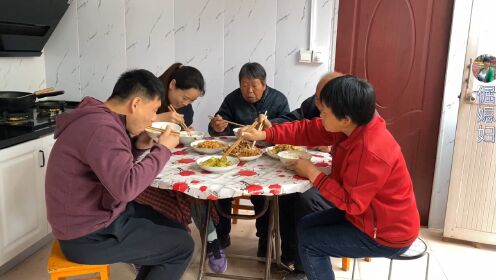 07:16倔媳妇做清江鱼,饭桌上全家直夸入味好吃,奶奶