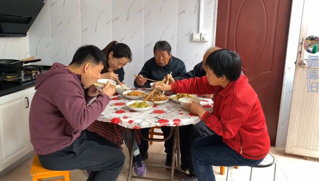 倔媳妇做清江鱼,饭桌上全家直夸入味好吃,奶奶:鱼汤拌饭真过瘾