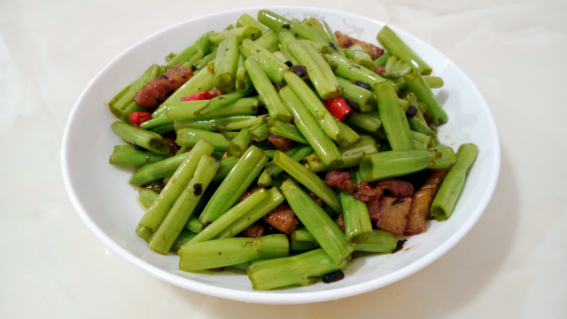 "空心菜梗炒肉"像我这样做,香辣脆爽,开胃下饭,先收藏起来