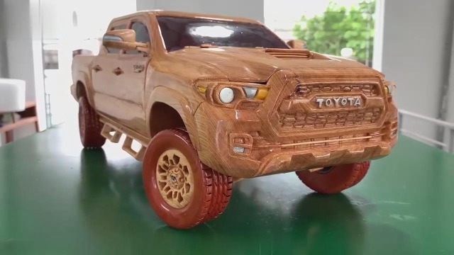用普通木头制作丰田皮卡汽车模型,木雕手艺精湛,成品做的真棒