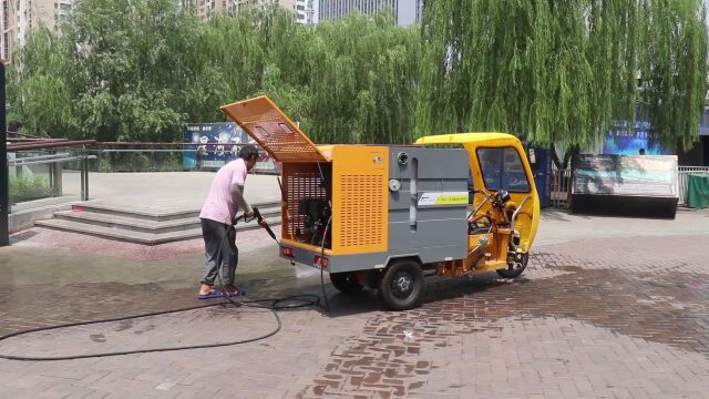 三轮高压清洗车,采用品牌三轮车底盘,700L滚塑一体水箱搭载15米软管器可链接手持高压水枪对于步行街,小吃街顽固污渍进行精准冲洗,可加装高温炉...