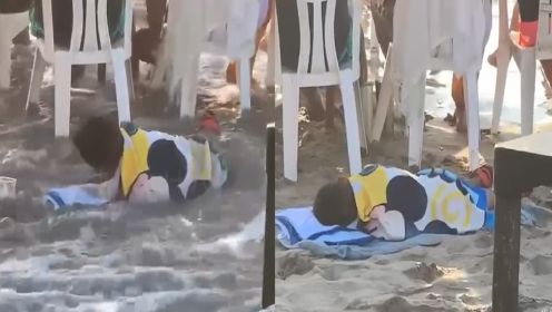 男孩在海滩上睡着，被冲来的潮水“强行开机”：一觉醒来床没了？
