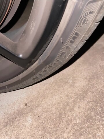 领克03 爱跑98加满,然后…… 左前轮胎又搞鼓包了 #领克03cyan