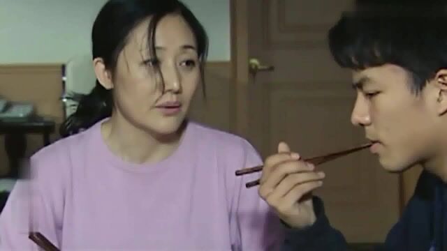 分离母子坐在一起吃饭,竟先相互为对方夹菜,母子情深伦理片