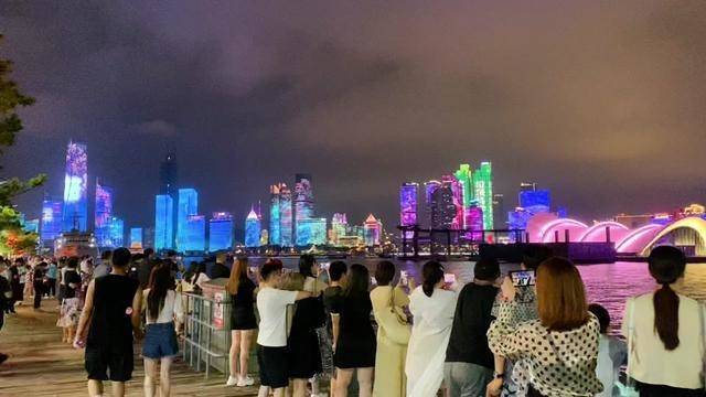 来青岛一定要来情人坝看一次海上灯光秀,这夜景灯光秀不输上海外滩吧.