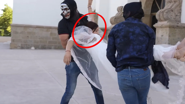 监控下紧张的一幕,女子结婚当天被迷晕,关键时刻路人挺身而出!