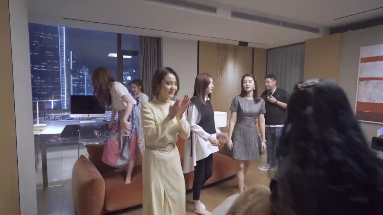 欢乐颂3花絮：杀青了，演员们不舍离场，五美现场热舞，感谢导演这些日子的关照_高清1080P在线观看平台_腾讯视频