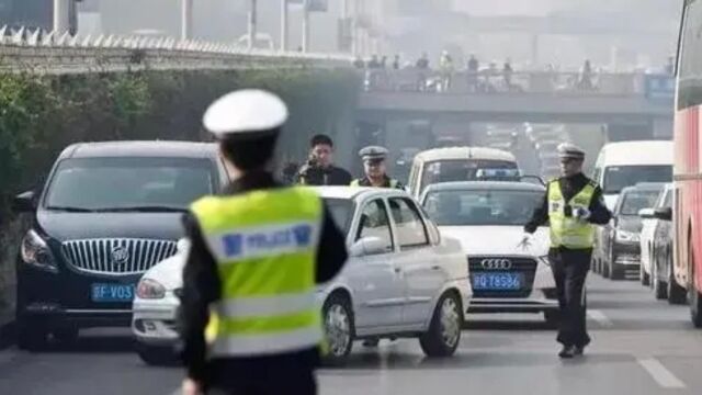 交警查车为什么不是每辆车都查?牢记这4点,交警才懒得搭理你!