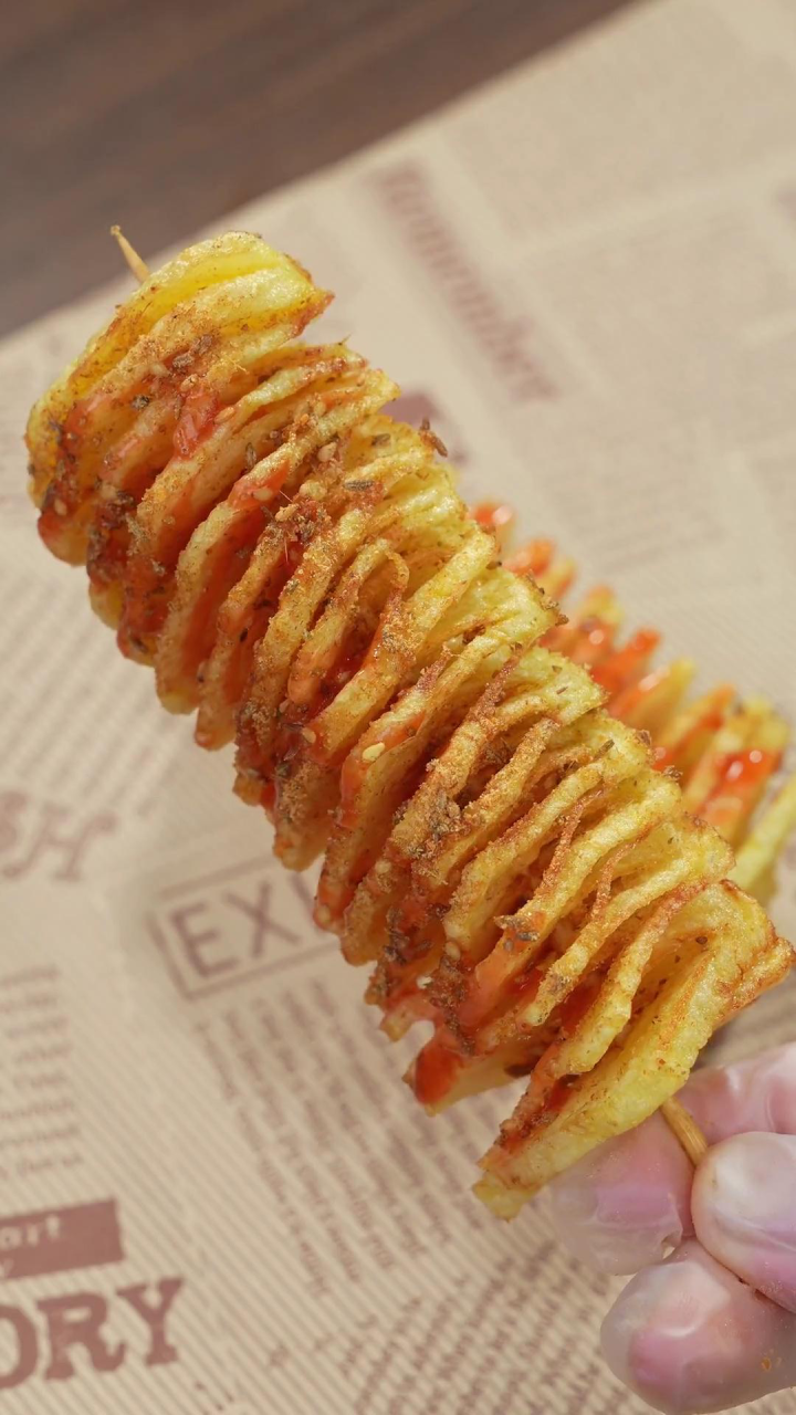 只要一根筷子就能自制火遍夜市的土豆旋风薯塔,又香又脆,好吃到听不