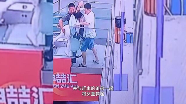 男子救下女孩却遭网暴:手放位置不对!网友喊话:不要骂他们了来骂我吧,这个骂我替他们挨了!他们本来就没想过当英雄,狠狠点赞就完了!