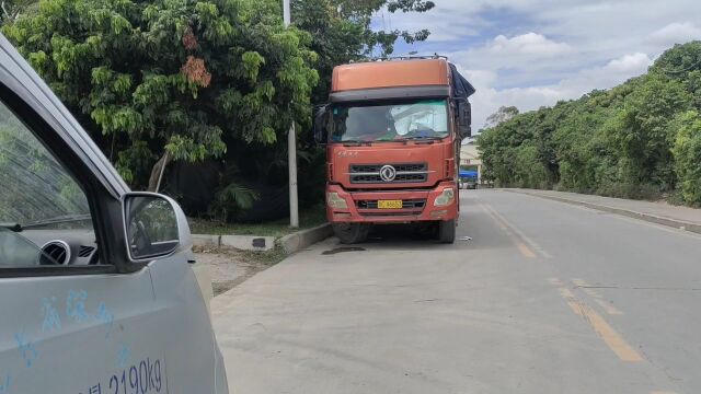 货车转向拉杆坏了我们去救援维修一下