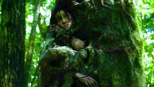 女孩被镶嵌在树里，导演清水崇又一力作《树海村》！