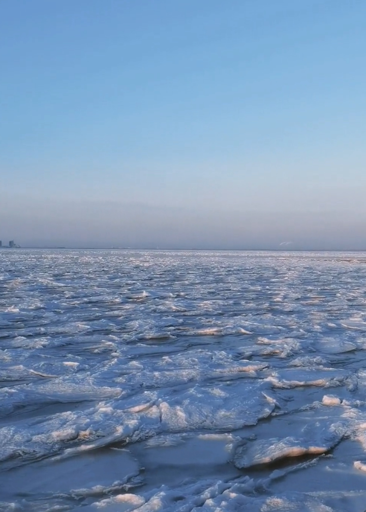 男子在海边散步时,意外拍下大海结冰奇观,网友:像北极圈一样美