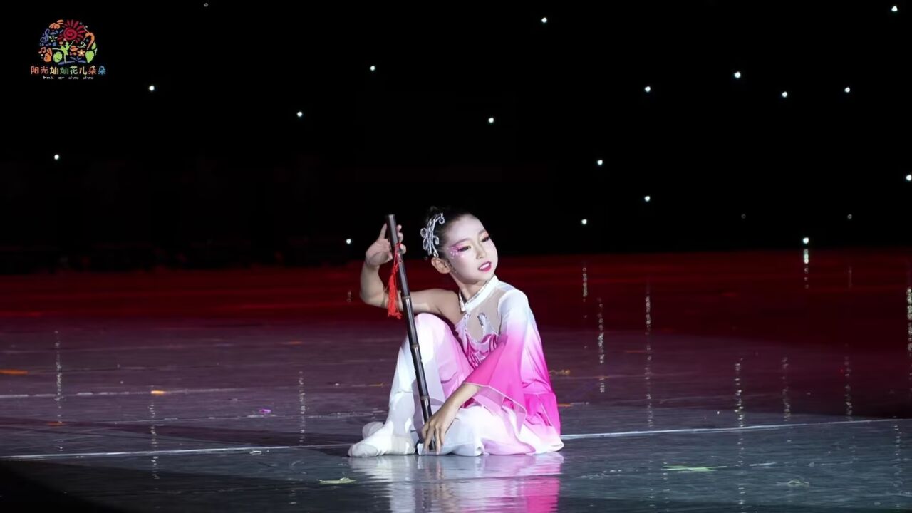 少儿独舞《笛中花》是一支以中国传统乐器笛子为主要伴奏的舞蹈作品，在这支舞蹈中，小演员以轻盈的舞步和优美的姿态，展现了中国古典舞蹈的独特魅力，每 ...