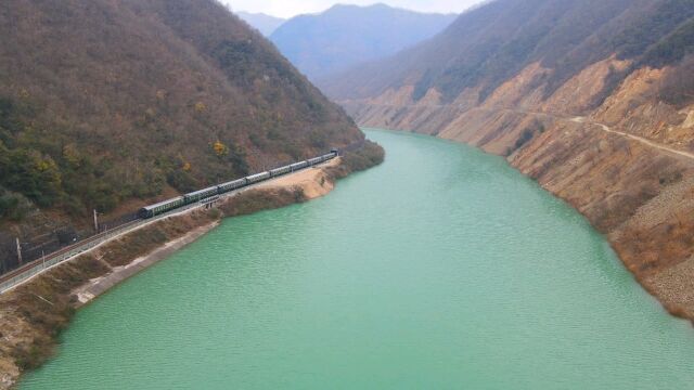 航拍秦岭:壮美的嘉陵江,陕西宁强段,宝成线上的美丽风景