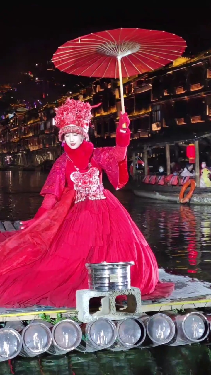 在湘西凤凰沱江,我们终于偶遇到了翠翠,她还痴情地等待着心爱的人归来