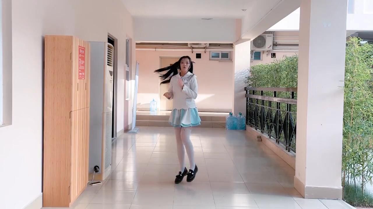 活力双马尾少女跳舞