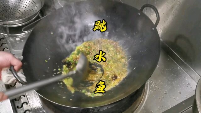 湖南常德弄跳水鱼是中餐界天花板,放调料一套一套,不得不服