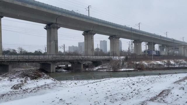 在雪中行驶的1304次列车通过包河桥.