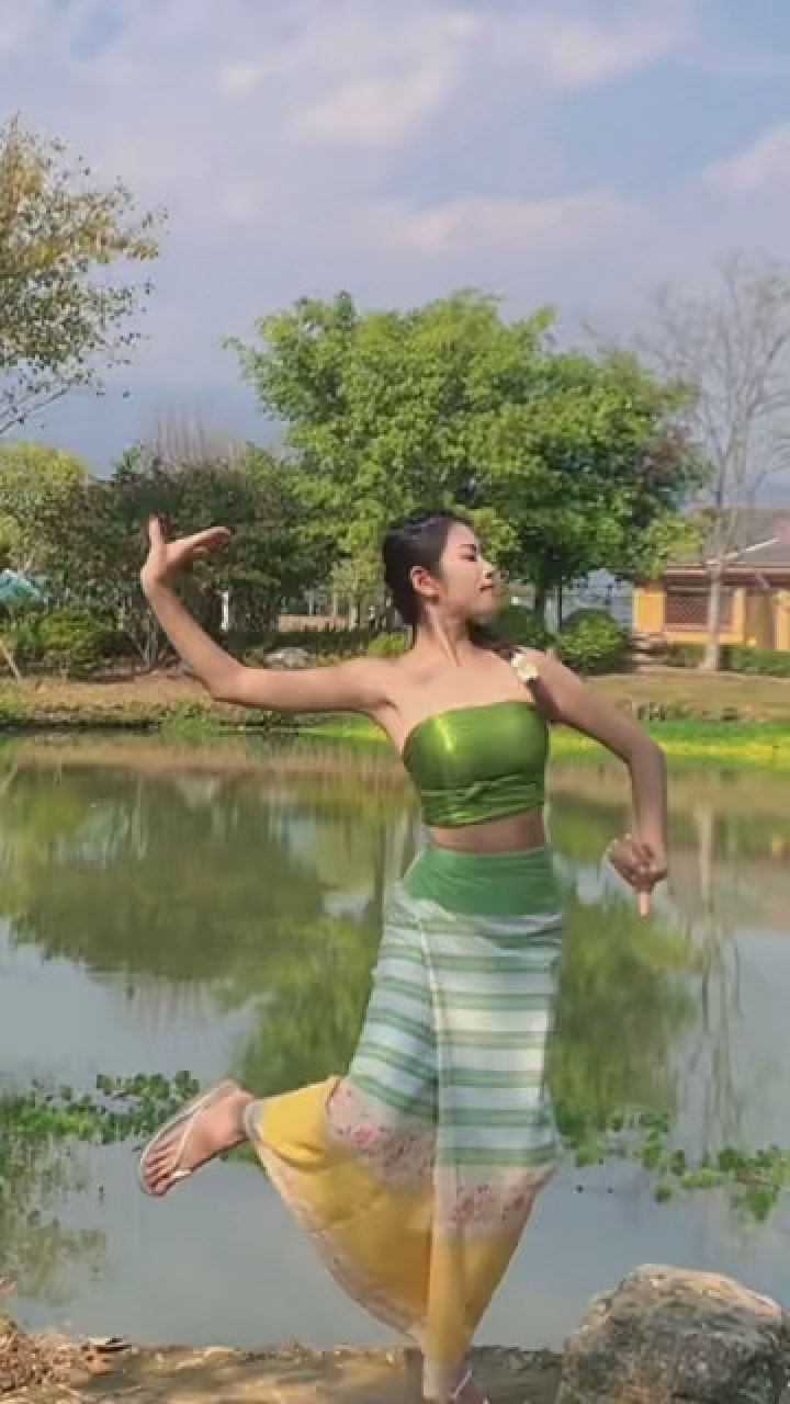 漂亮的傣族姑娘. #傣族服装 #傣族美女 #傣族舞蹈