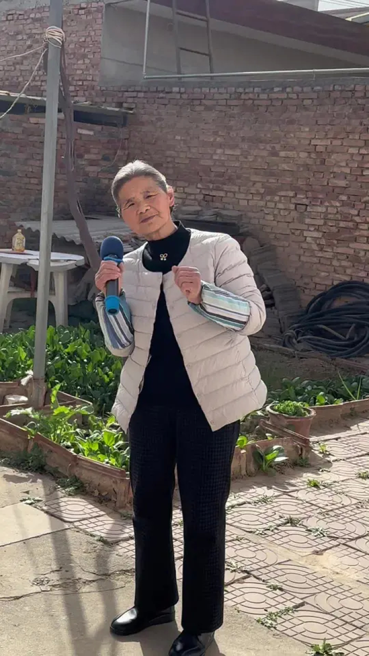 农村老太太爱唱歌,自家院自娱自乐!幸福就这么简单!