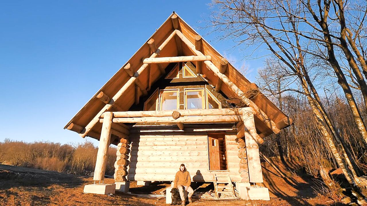 荒野建造:男人砍伐100条云杉,建造豪华别墅木屋