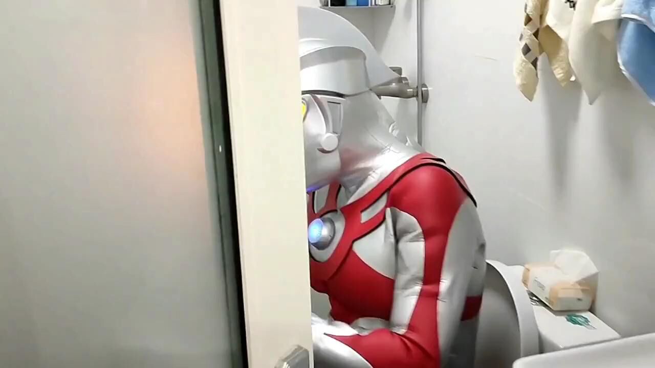 艾斯奥特曼上厕所玩手机被发现了!